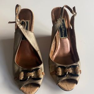 Decorative gold wedges